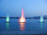 Цветные фонтаны на набережной